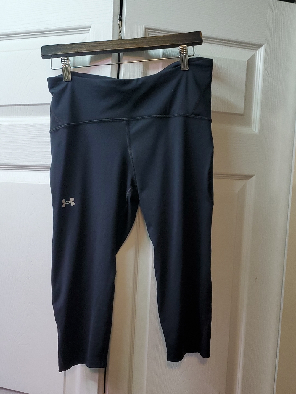 Under Armour Size LARGE Black Capri Leggings with Reflective Logo